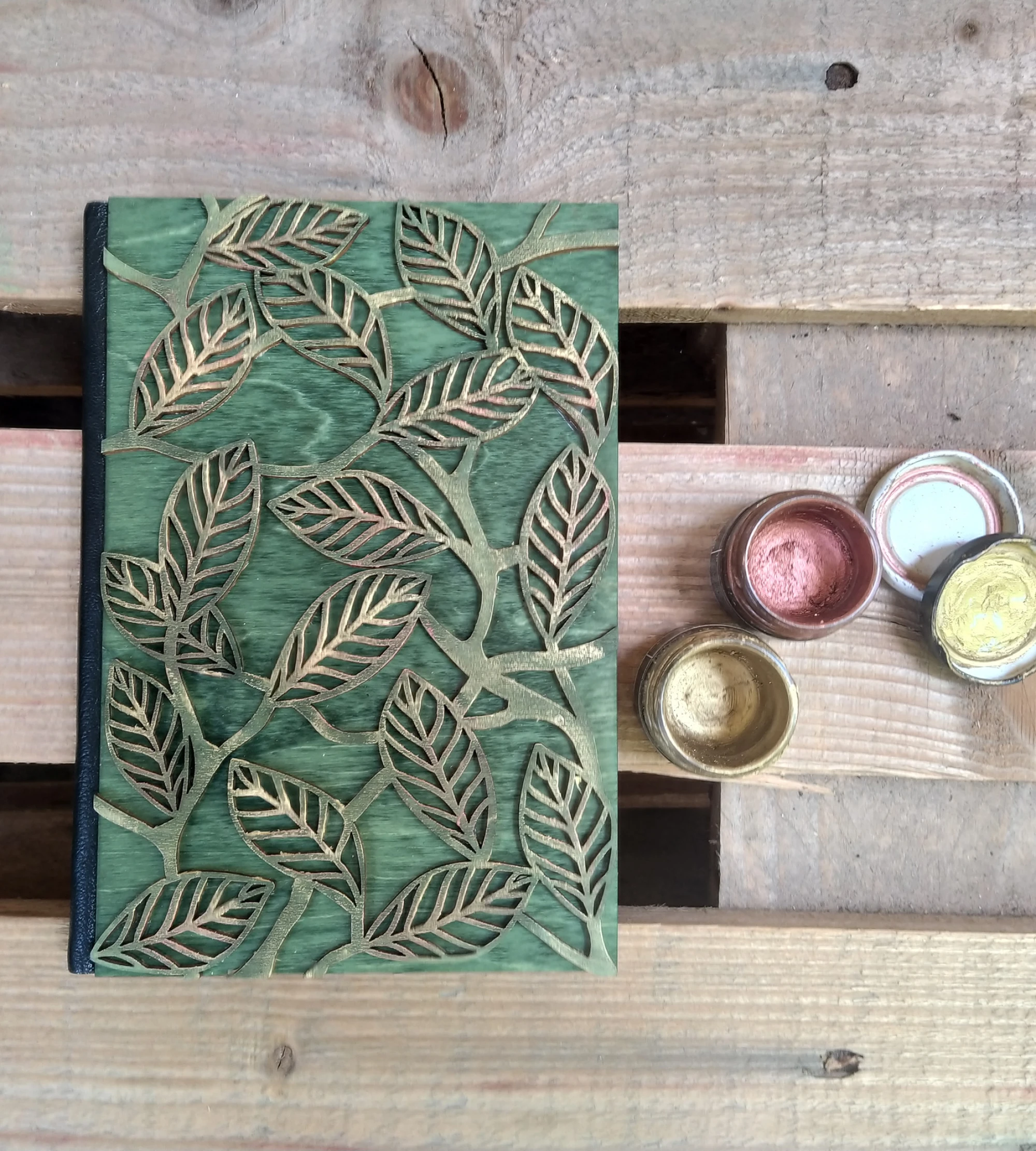 Луксозен тефтер с дървени корици - Листа