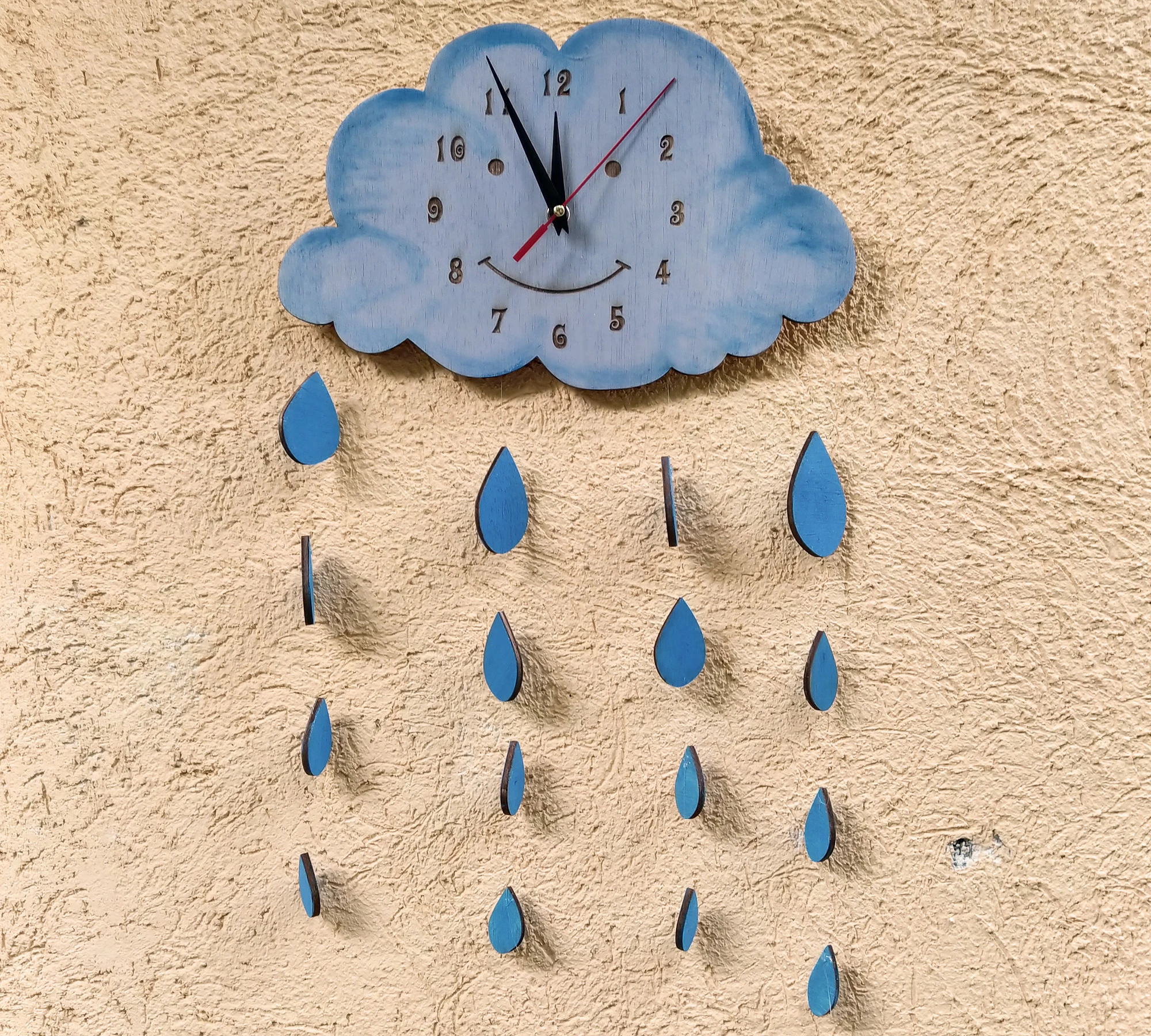 Детски, гравиран, дървен часовник за стена.