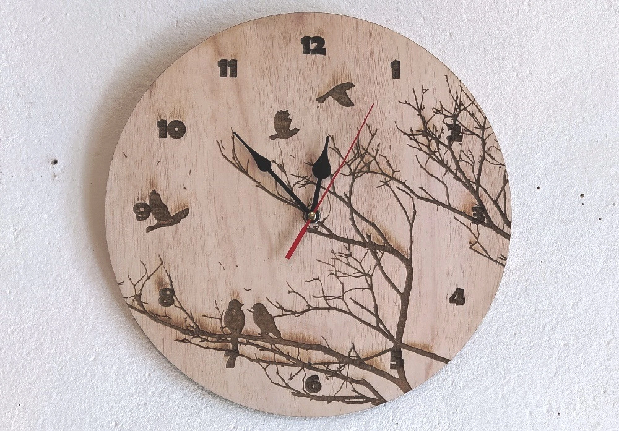 Гравиран, дървен часовник за стена - 30 см.