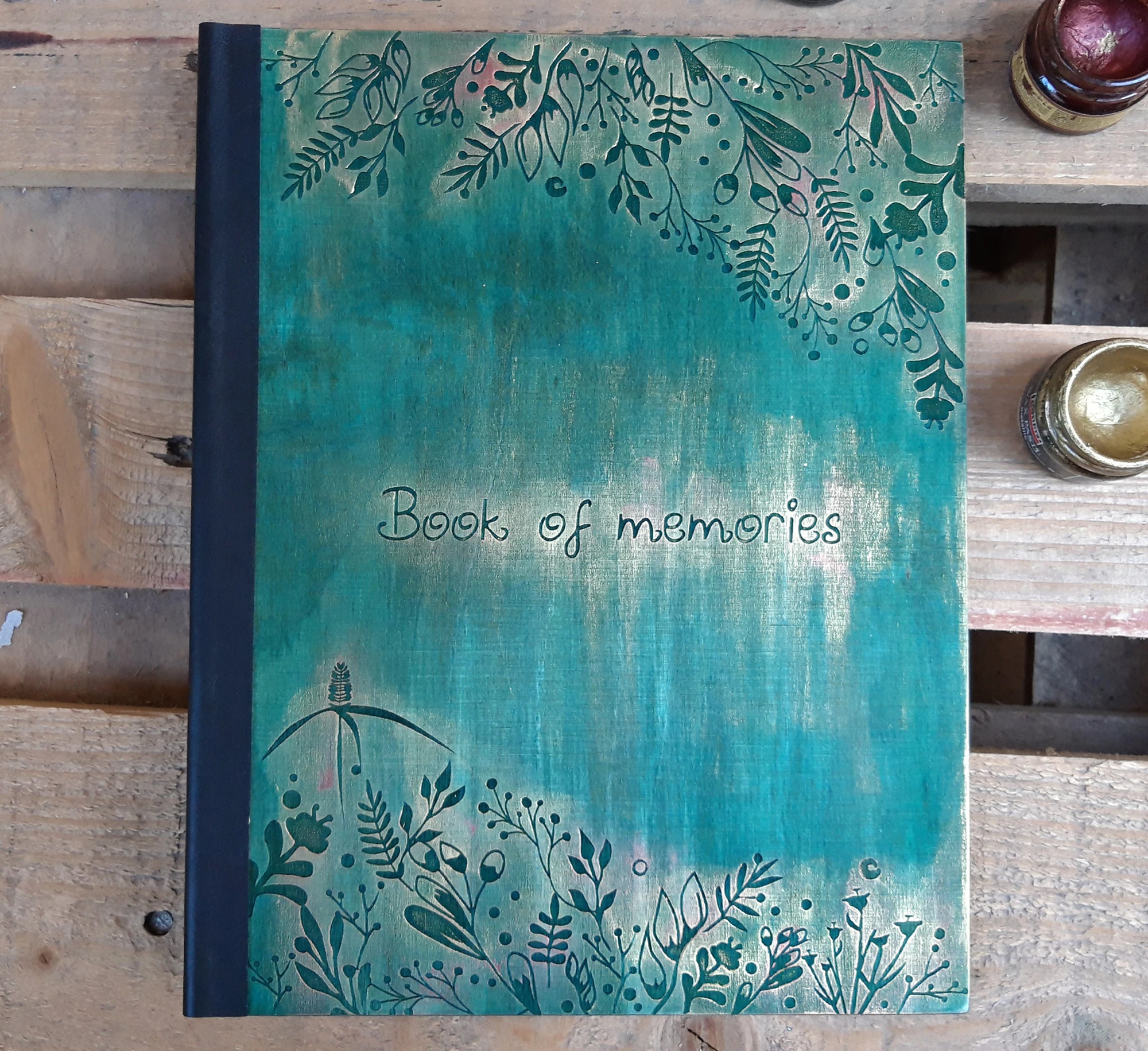 Дървен гравиран албум със флорални мотиви