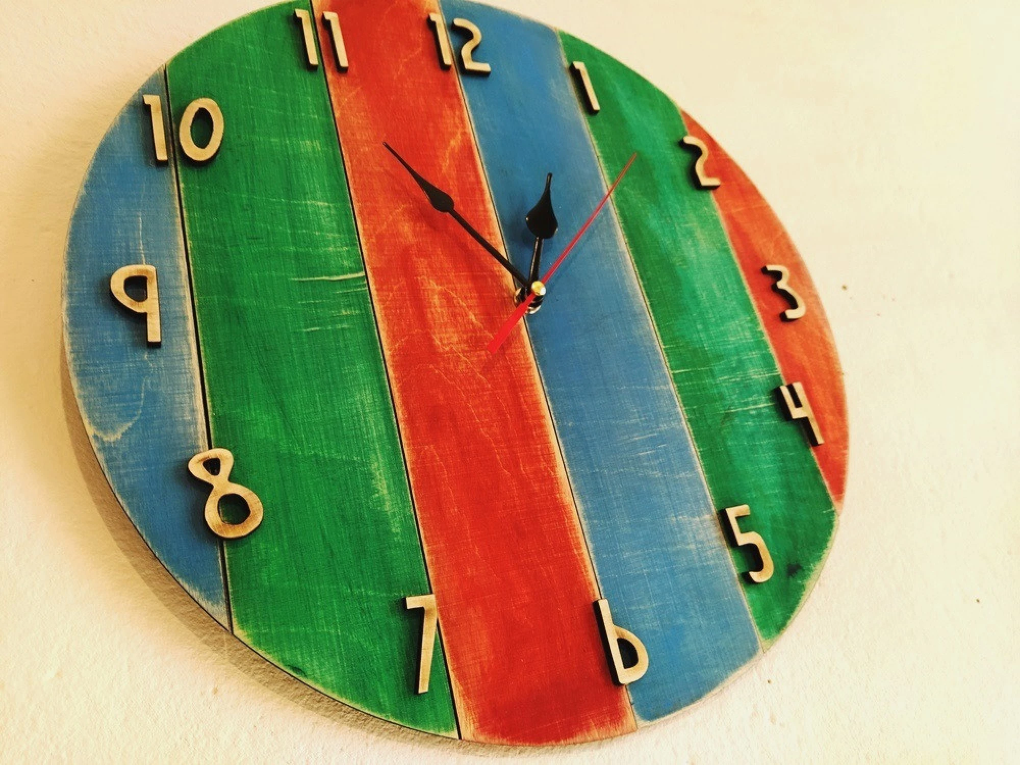 Декоративен стенен часовник