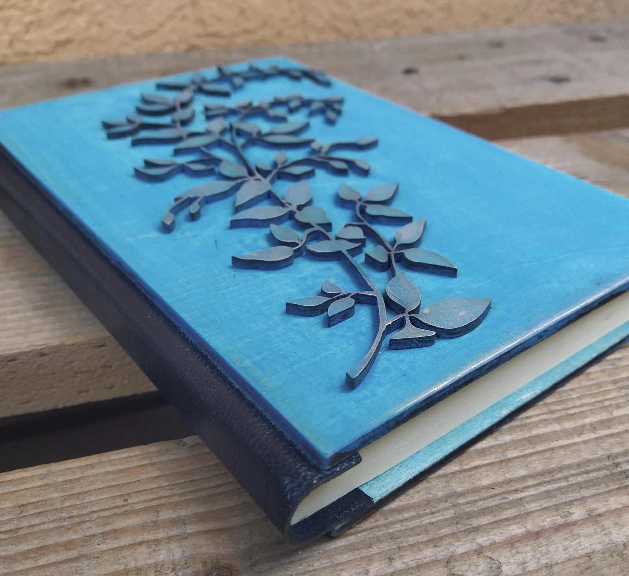 Луксозен тефтер с дървени корици - Листа