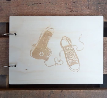 Малък, дървен албум за снимки - Кецове