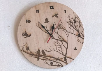 Гравиран, дървен часовник за стена - 30 см.